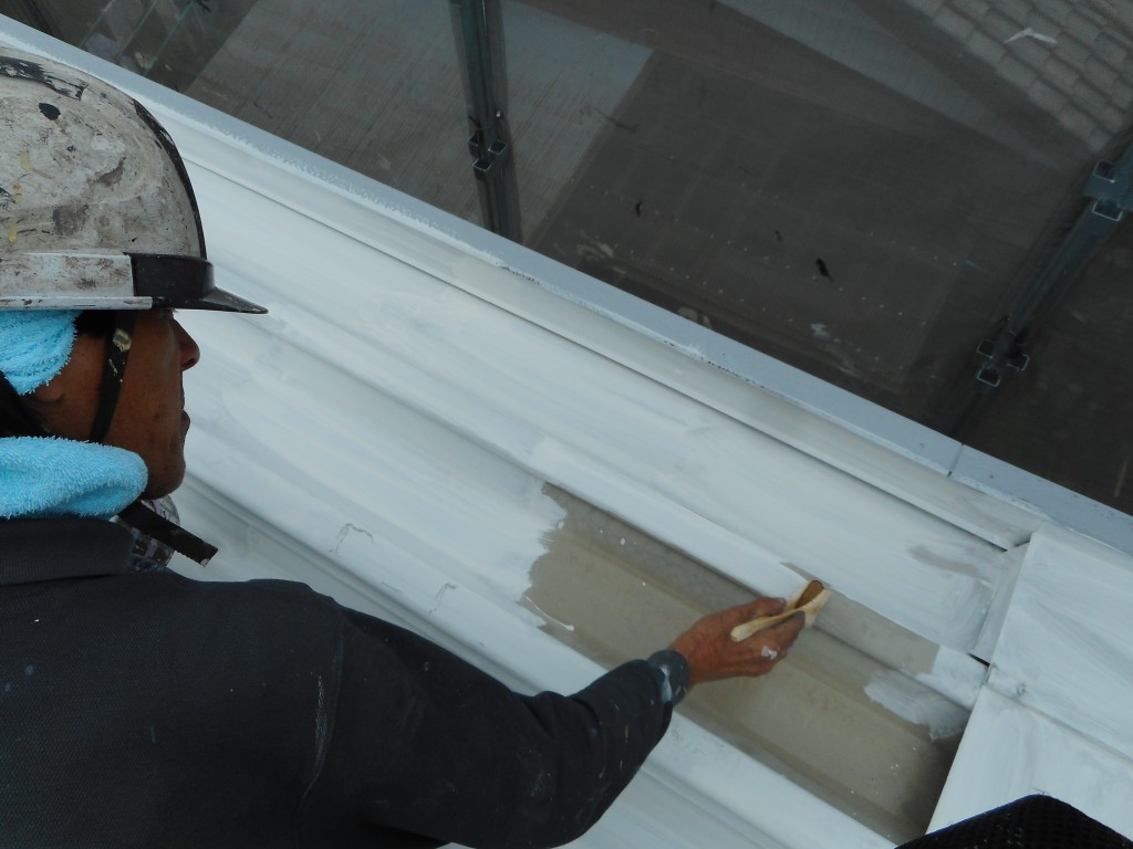 セキスイさんのお家をツートンに塗り替えを折板屋根塗装　三重県　四日市市