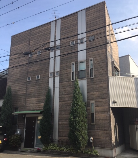 外壁の色を縦に色分けした組み合わせがおしゃれな塗り替え　名古屋市熱田区