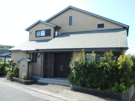 下塗りを丁寧に！太陽光パネルのある屋根・外壁が色合い美しい仕上がり 名古屋市緑区