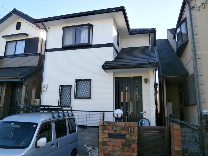 ホワイトでシンプルモダンな外壁塗装とカバー工法で屋根リフォーム　名古屋市緑区