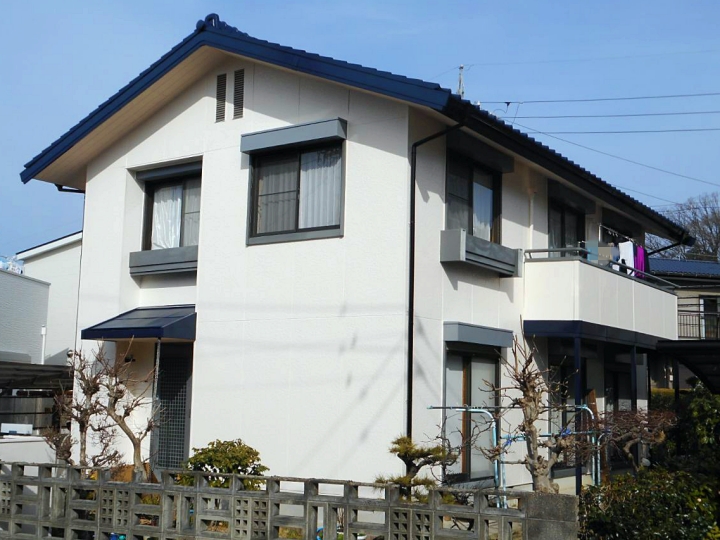 外壁コーキングのひび割れがきっかけで外壁塗装とナスコン（紺色）に屋根塗装　日進市