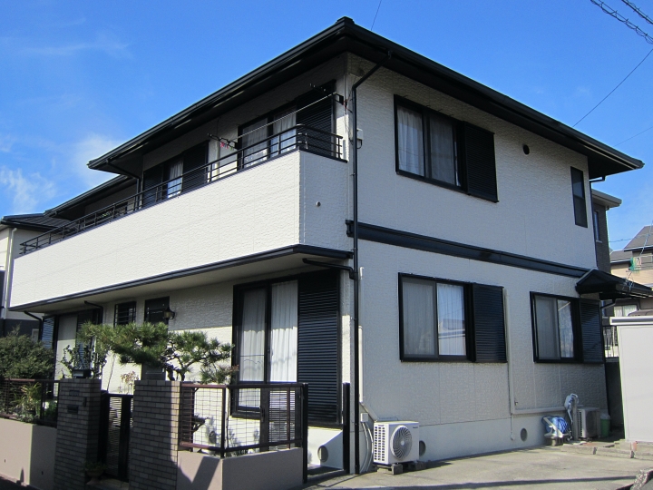 屋根リフォームと、白にアクセントが黒のモノトーンでクールな外観仕上がり　東海市