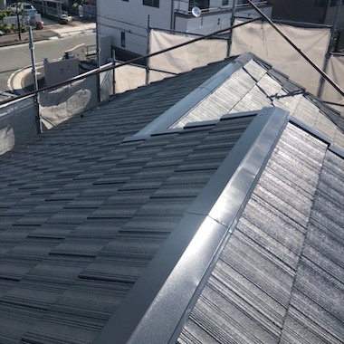 屋根に黄色のコケやカビが発生！ きれいに除去して塗装　桑名市