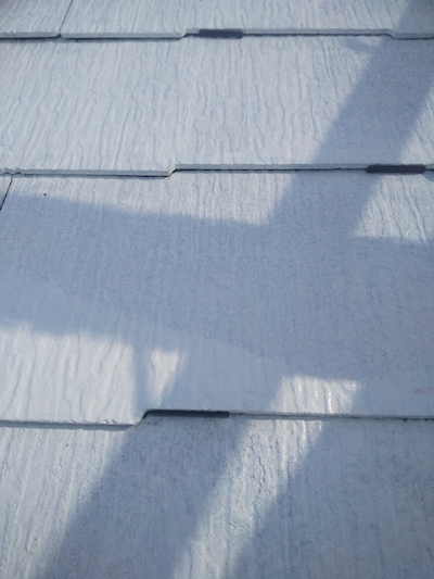 屋根板金ビス打ち補修、錆止め下塗りを丁寧に屋根外壁塗装　名古屋市北区