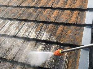 下地処理の屋根高圧洗浄