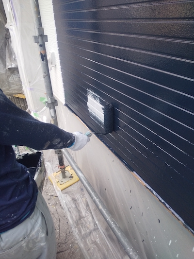 屋根板金ビス打ち補修、錆止め下塗りを丁寧に屋根外壁塗装　名古屋市北区