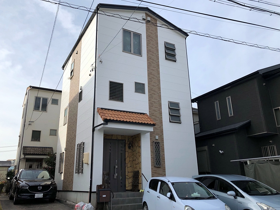 縦ラインの美しさがよみがえった３階建て住宅の外壁・屋根塗装　名古屋市緑区