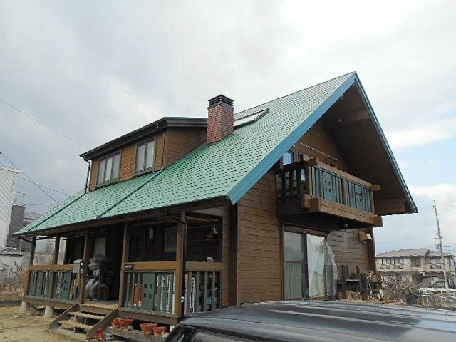 ログハウス屋根をグリーンに塗り替え、破風板の板金カバー工事　名古屋市緑区