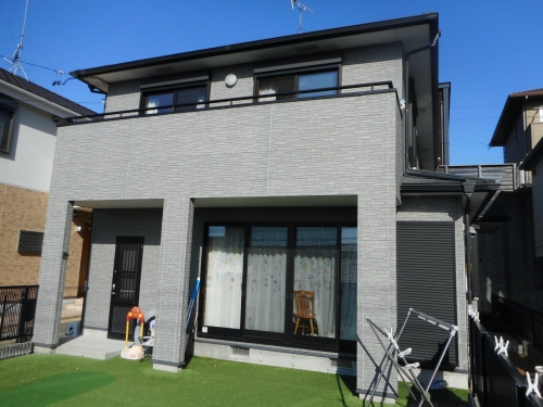 白い外壁×モスグリーンの屋根にシンプルモダンな塗り替え　名古屋市緑区