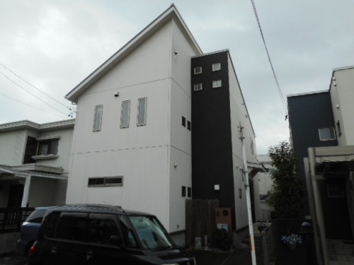 サイディング×ガルバリウム外壁の白黒ツートン塗り替え　名古屋市緑区