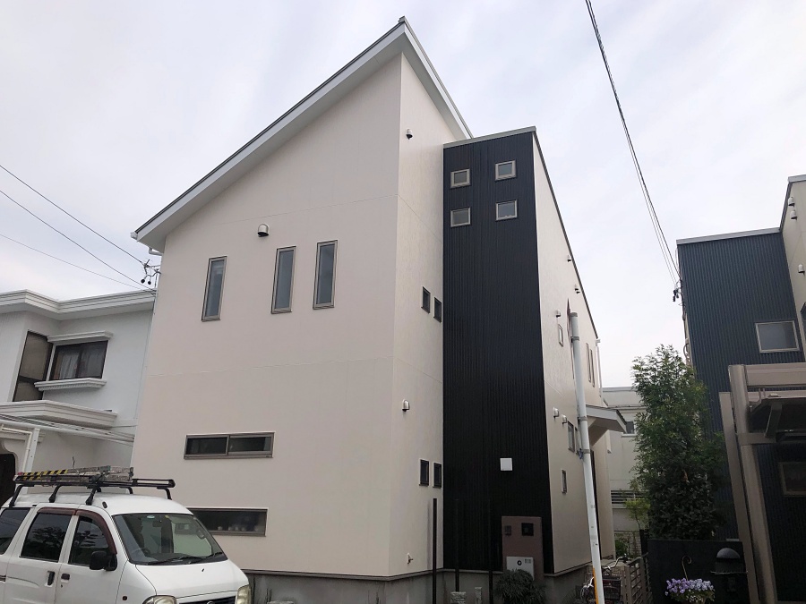 サイディング×ガルバリウム外壁の白黒ツートン塗り替え　名古屋市緑区