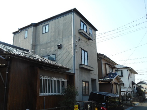 外壁や屋根の変色・色あせが目立つ3階建てミサワホーム住宅の塗り替え　愛西市