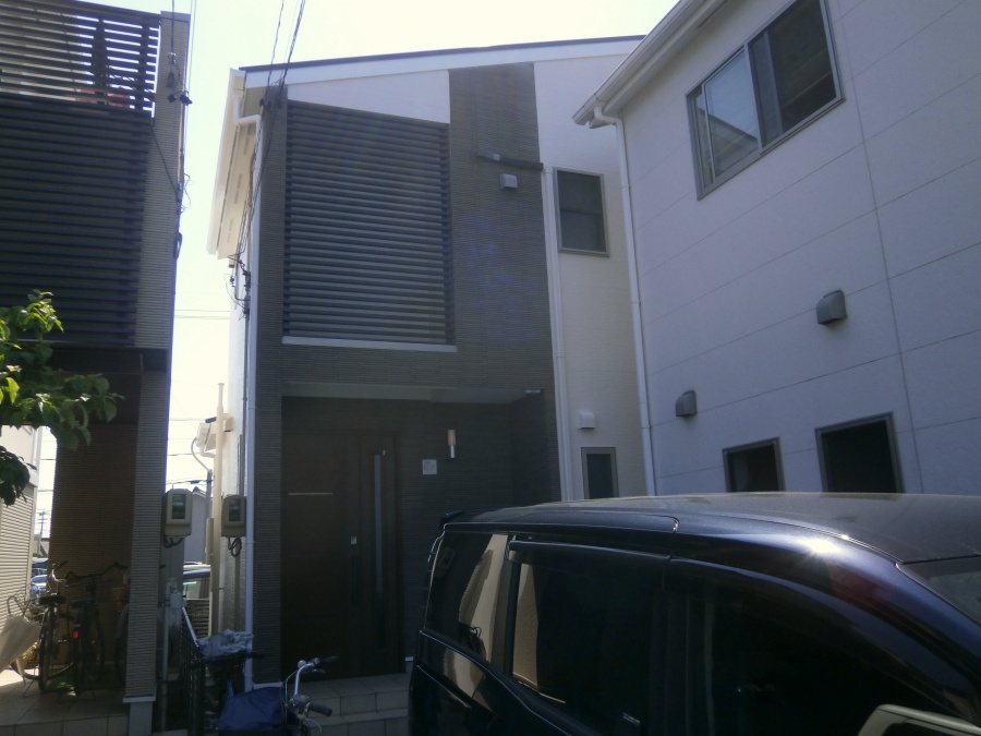モノトーン色の外壁塗装、屋根用耐候性強化色にて屋根塗装　名古屋市中川区