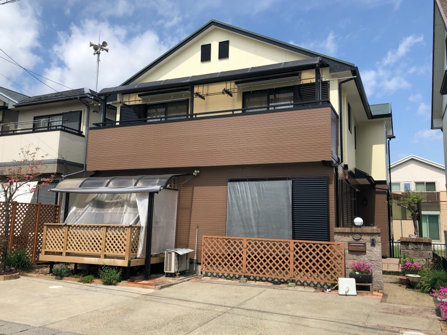 屋根外壁の変色・くすみを解消したツートンに塗り替え　三重郡川越町