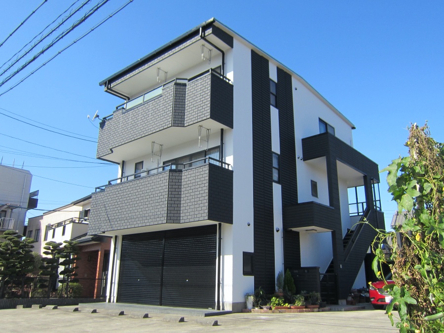 3階建て黒白に塗り分け屋根外壁塗装でシンプルモダンに大変身！名古屋市天白区