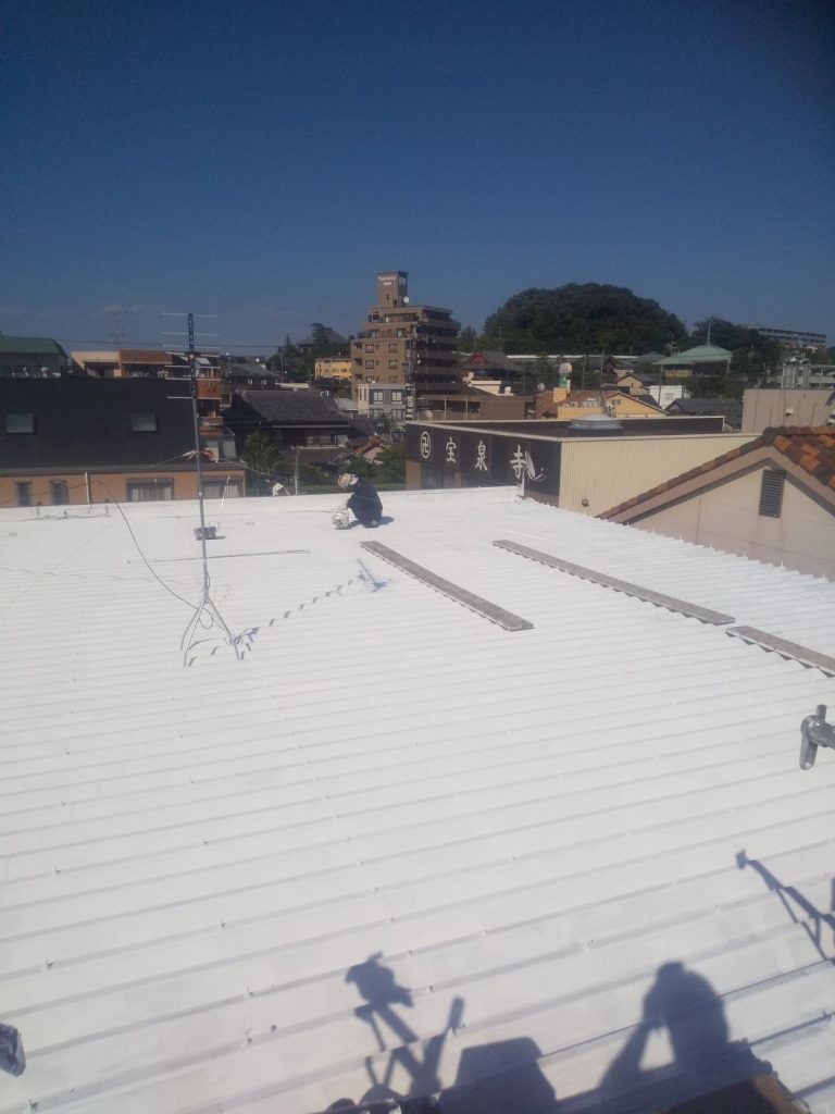 折板屋根遮熱塗装