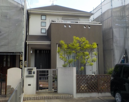 青×茶色の外壁・屋根や門塀との統一感もモダンにまとまった塗り替え　名古屋市西区