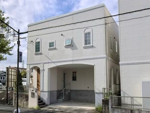 お家の特徴をいかした茶＆白のおしゃれな配色で外壁塗り替え　名古屋市天白区
