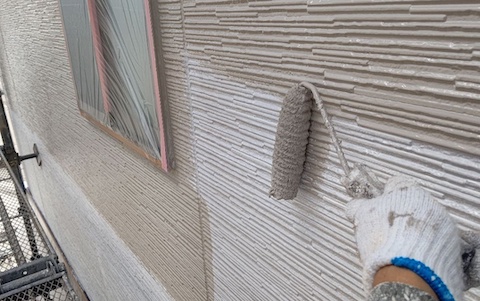 サイディングの外壁にツヤを抑えた3分艶のクリア塗装と単色塗り　みよし市