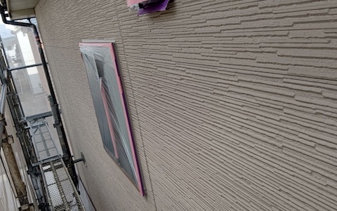 サイディングの外壁にツヤを抑えた3分艶のクリア塗装と単色塗り　みよし市