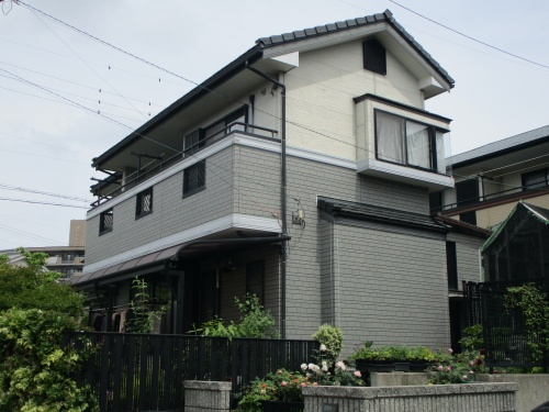 ツートンからクリームイエロー単色にカラーチェンジ！屋根・外壁塗装　日進市