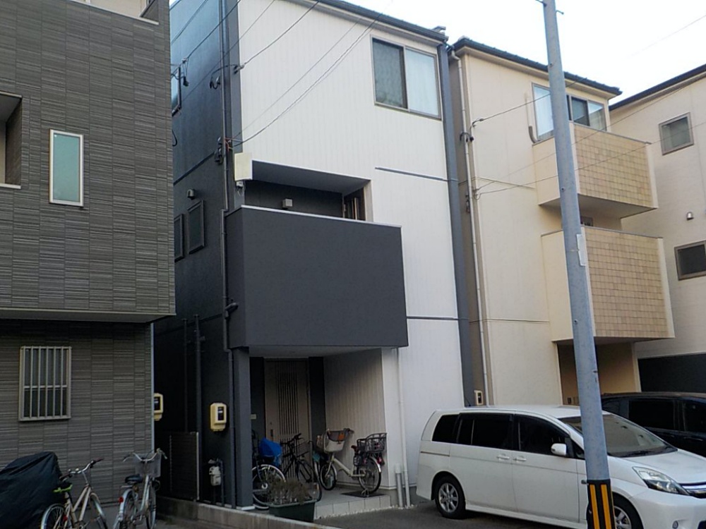白とグレーブラック色を反転した外壁・金属屋根の塗装　名古屋市千種区