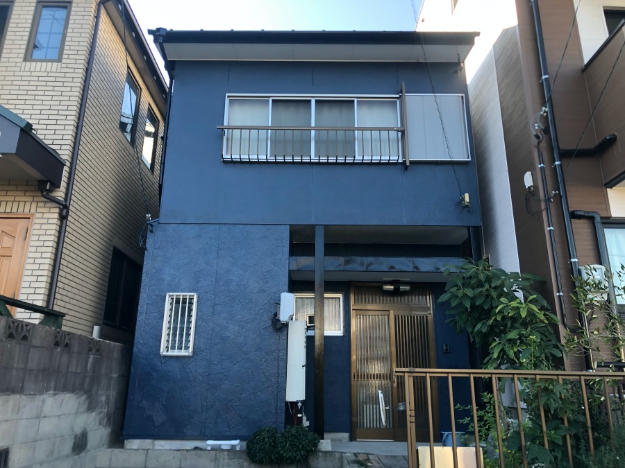白からネイビーに塗り替えシックに生まれ変わった外壁塗装　名古屋市緑区