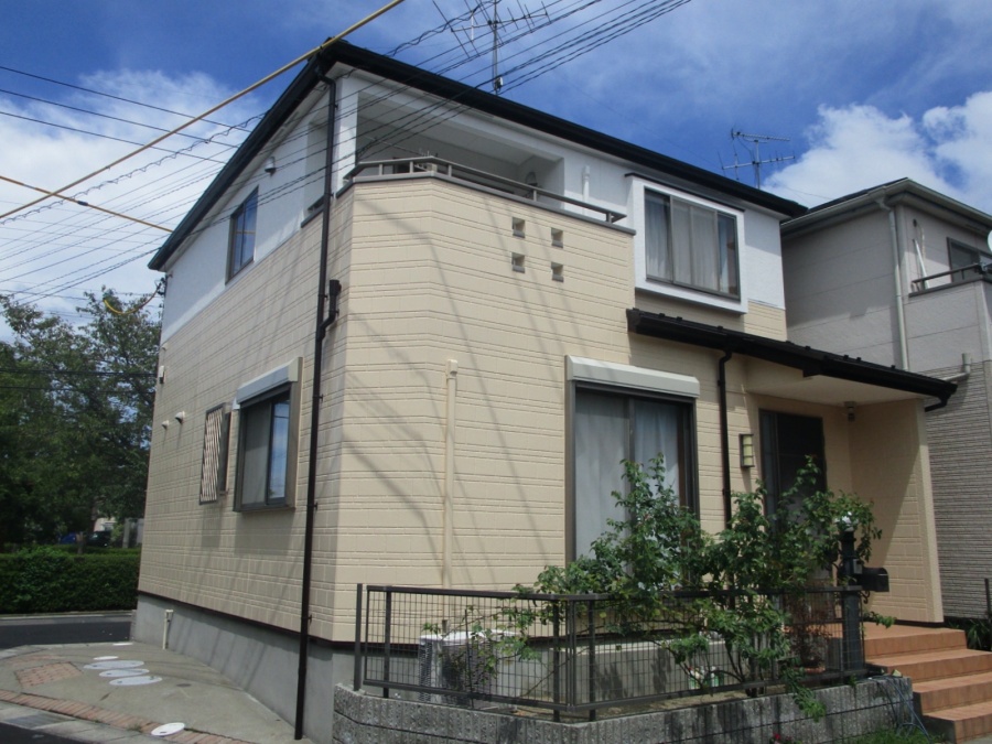 ホワイト×ベージュとダークブラウンの組み合わせの屋根・外壁塗装　稲沢市