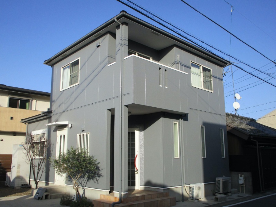 白の差し色が映えるグレーに外壁塗装と屋根カバー工事　名古屋市北区