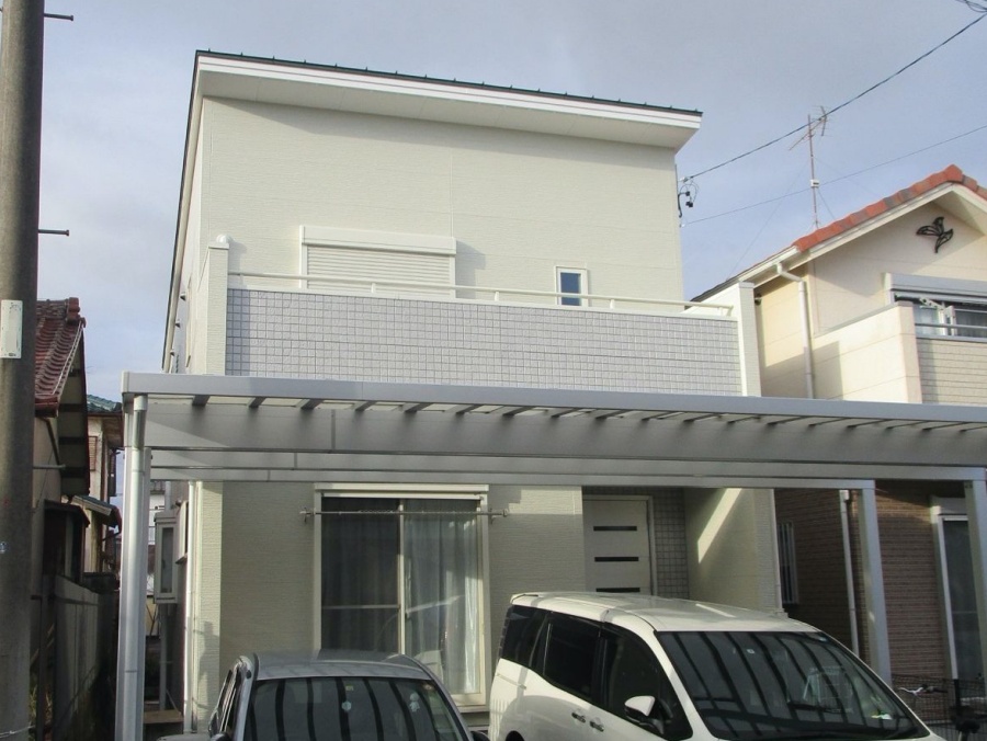 屋根は深いグリーン・外壁を白よりも優しく柔らかい印象に塗り替え　大府市