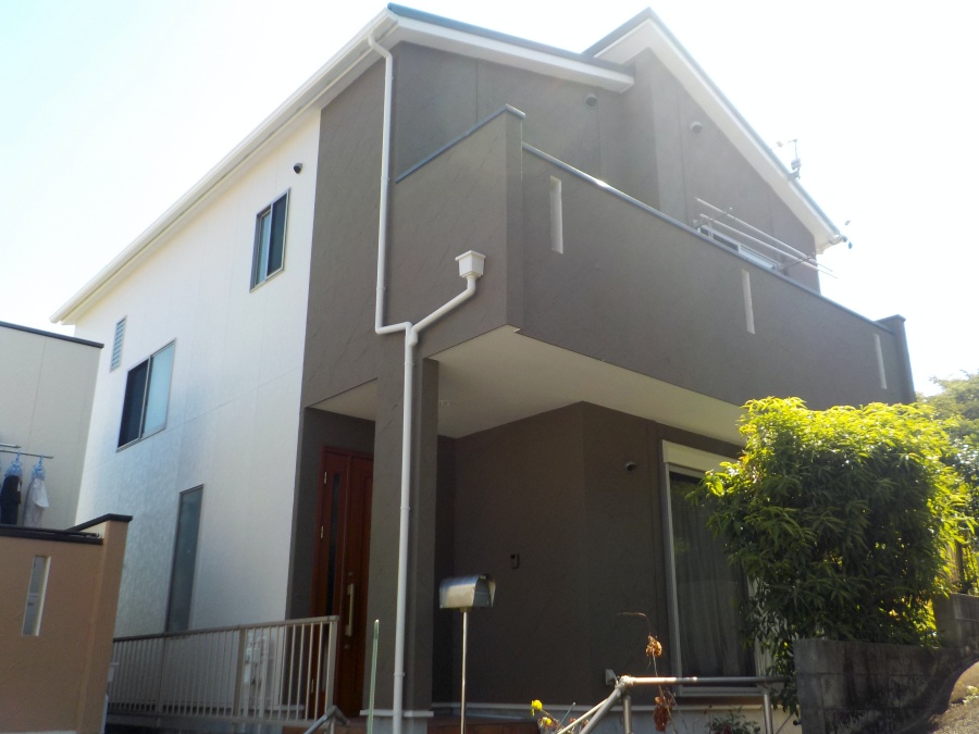 グレージュの濃淡に外壁塗装と金属屋根リフォーム　豊明市
