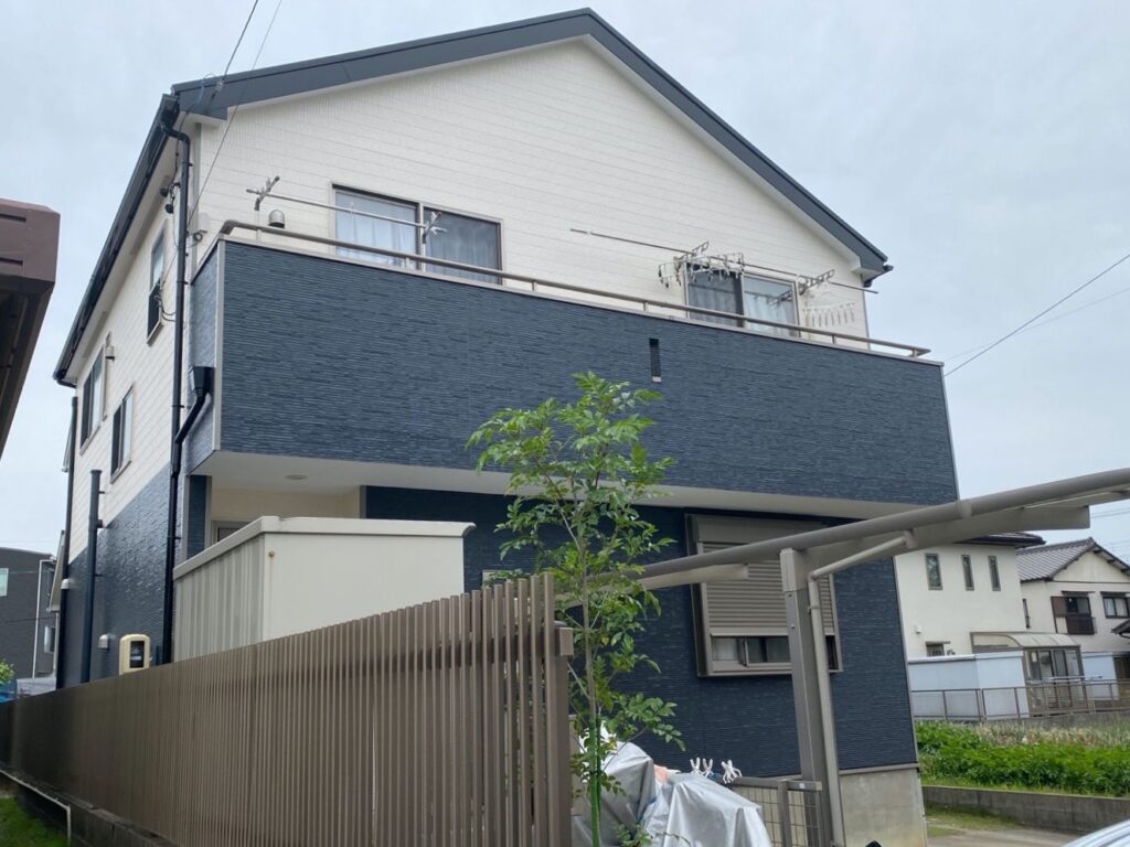 上下の色違いに塗り分け！モノトーン色に外壁塗装と屋根塗装　刈谷市
