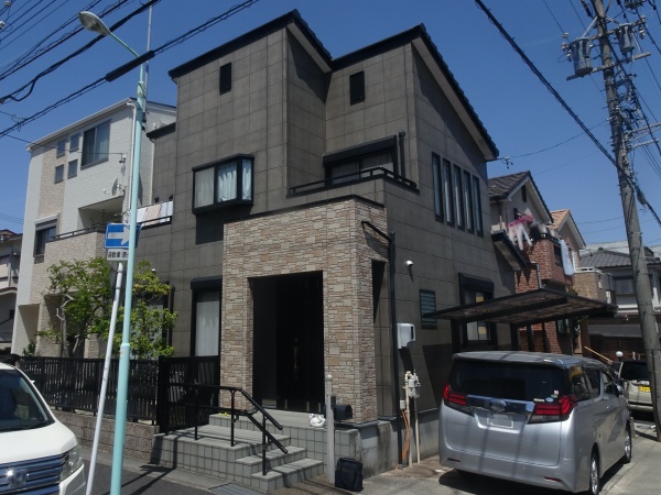 意匠性サイディングを活かすブラック系のクールモダンな外壁塗装 名古屋市天白区