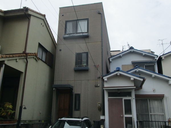 お隣との幅が狭い場所に足場を設置して外壁塗装・屋上防水工事　名古屋市天白区
