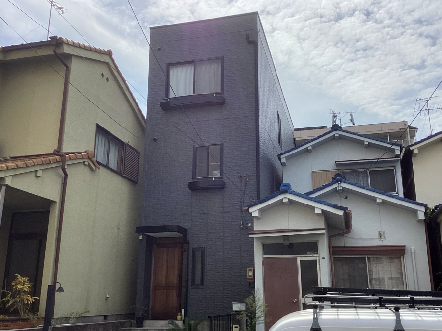 お隣との幅が狭い場所に足場を設置して外壁塗装・屋上防水工事　名古屋市天白区