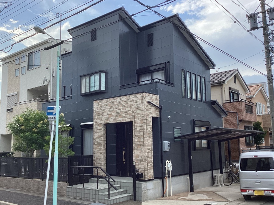 意匠性サイディングを活かすブラック系のクールモダンな外壁塗装　名古屋市天白区