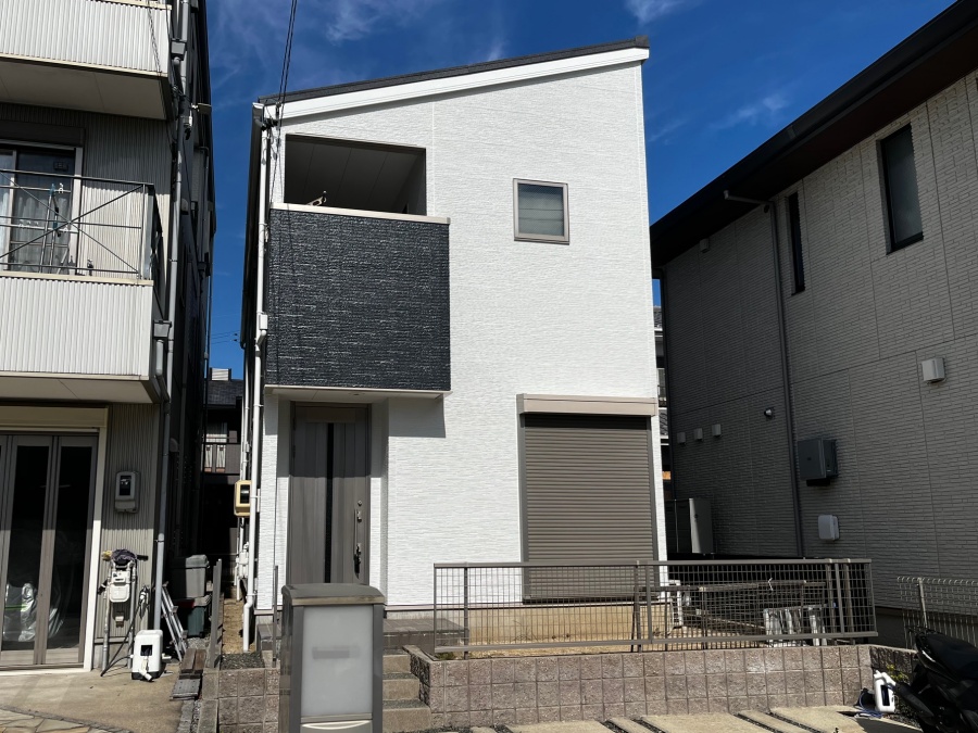 モノトーンのツートンカラー外壁塗装と金属屋根カバー工事_名古屋市守山区