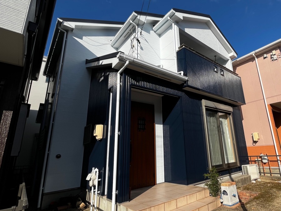 ブルーベースでアバンティア住宅の外壁塗装と金属屋根カバー工事　名古屋市名東区