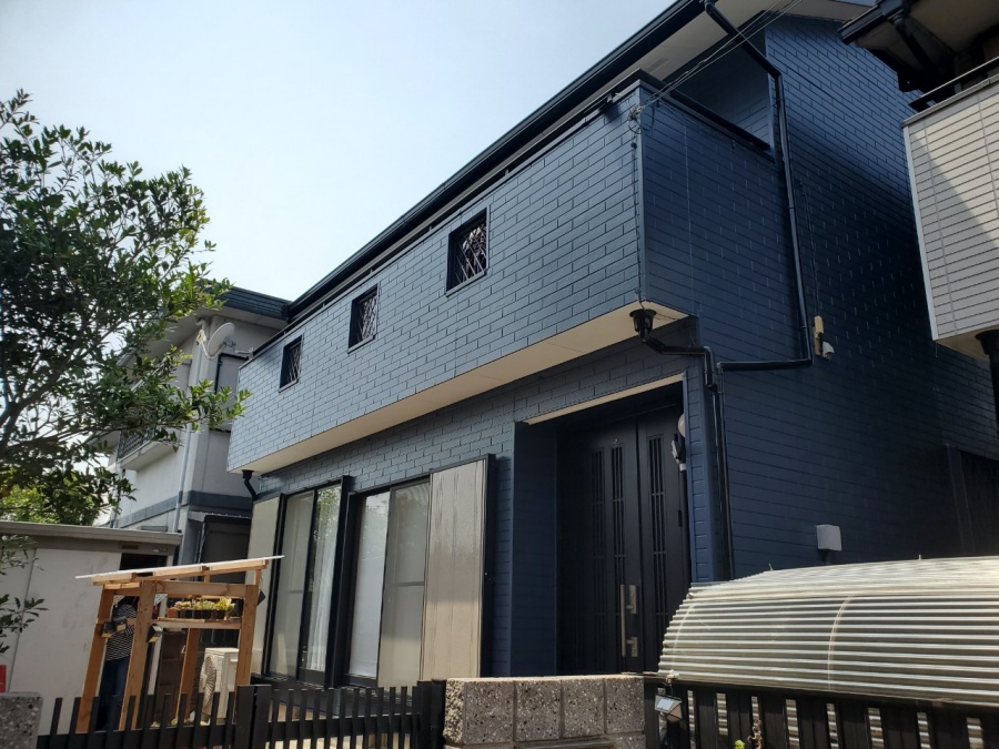深みのあるネイビー色にガラリと一新！屋根外壁塗装_名古屋市港区