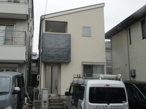 モノトーンのツートンカラー外壁塗装と金属屋根カバー工事_名古屋市守山区