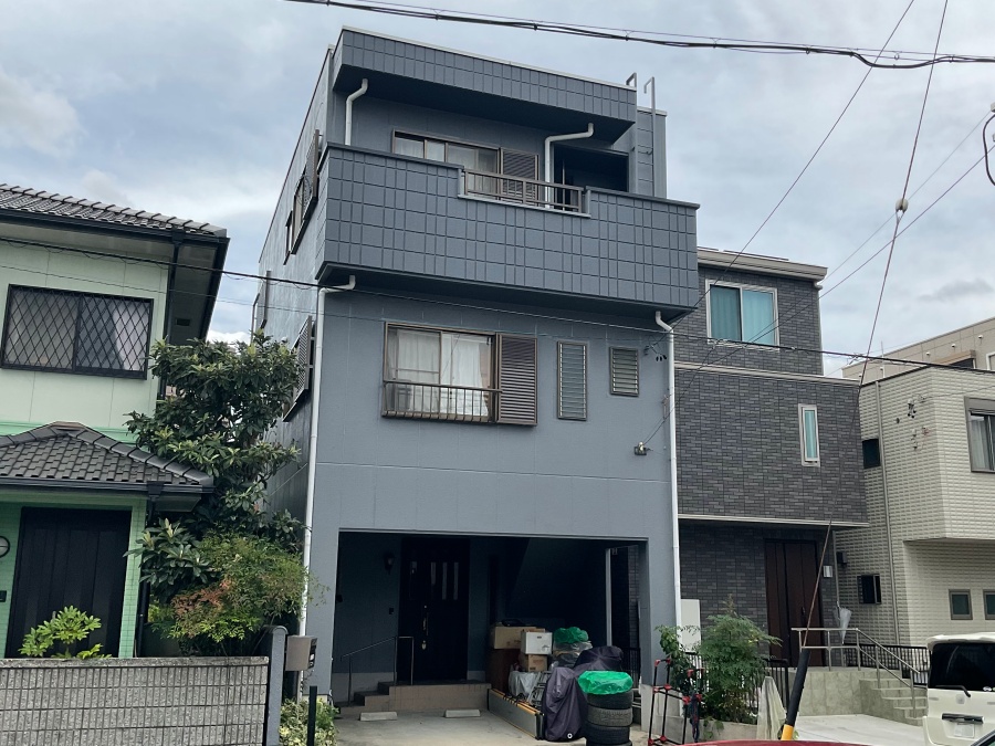 3階建ての外壁ひび割れ補修・グレー色に塗装と防水工事_名古屋市天白区
