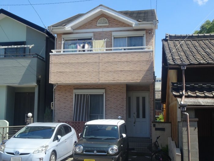 レンガ調サイディングの浮き補修・ビスケット色に塗り替え・屋根塗装_名古屋市港区
