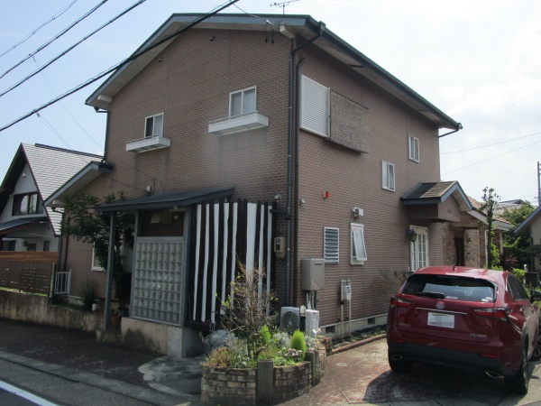 レンガ調の外壁を黒グレーに大胆に塗り替え・差し色にレンガ色！名古屋市天白区