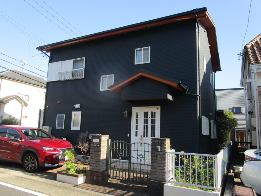 レンガ調の外壁を黒グレーに大胆に塗り替え・差し色にレンガ色！名古屋市天白区