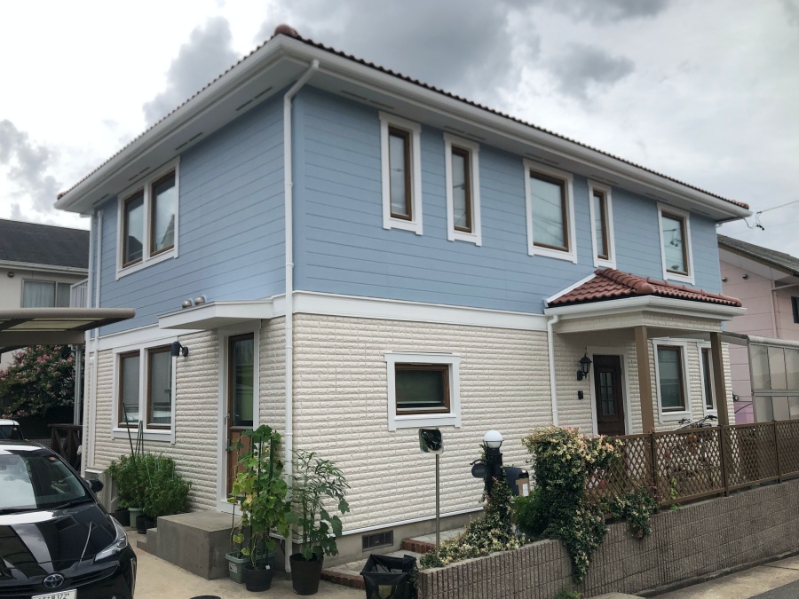 くすみブルー×ホワイトに大変身したスウェーデンハウス外壁屋根塗装｜名古屋市名東区