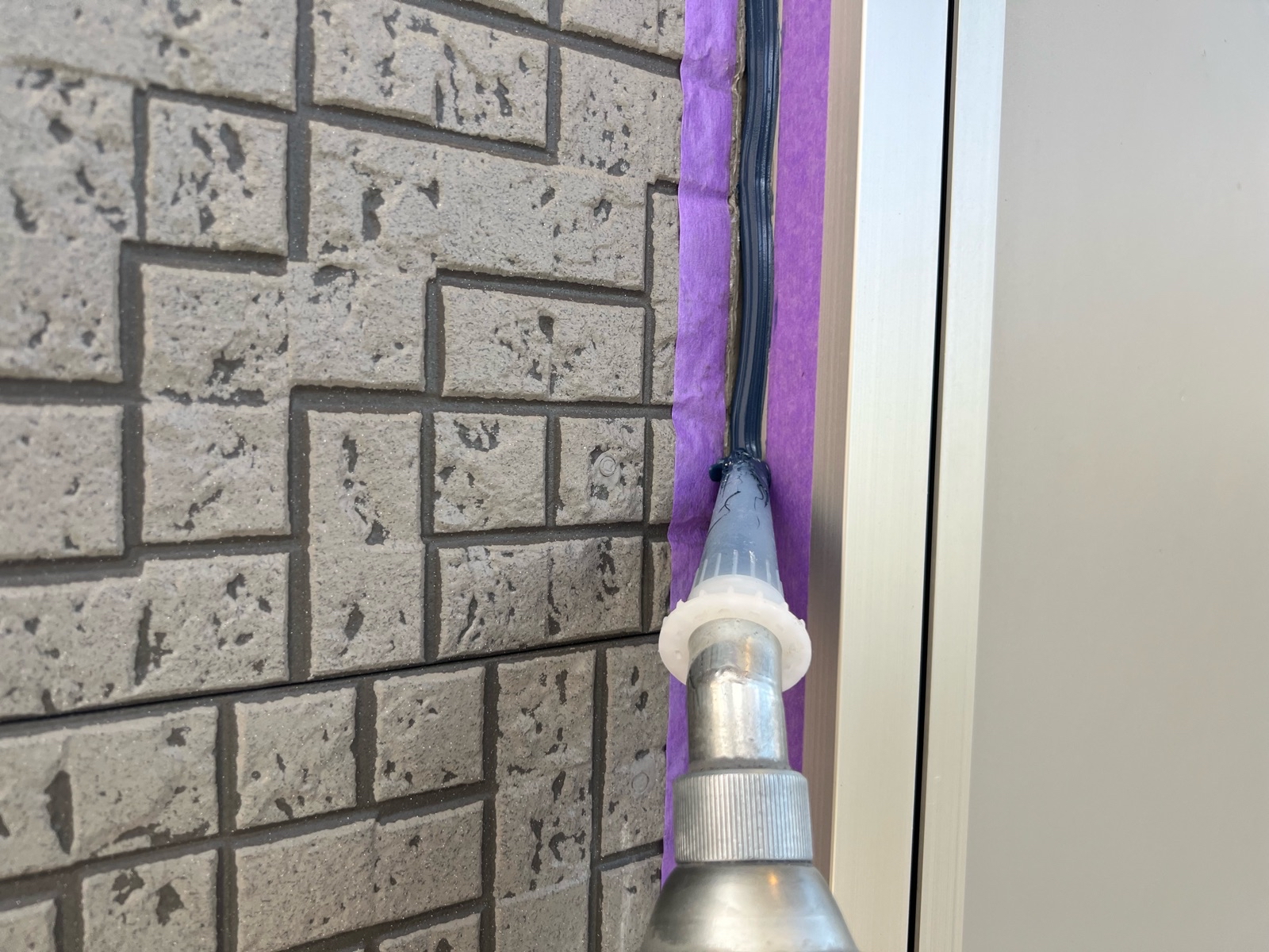 サッシ廻りシーリング　充填