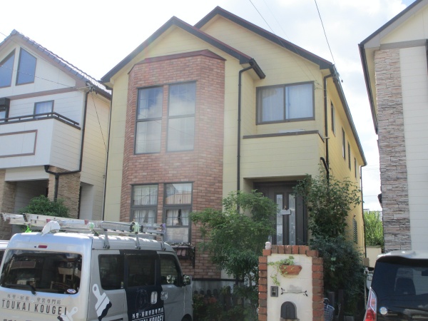 バニラ色とレンガの絶妙な調和！外壁塗装と屋根カバー工事　名古屋市緑区