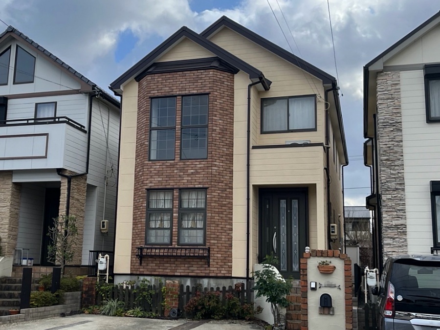 バニラ色とレンガの絶妙な調和！外壁塗装と屋根カバー工事　名古屋市緑区