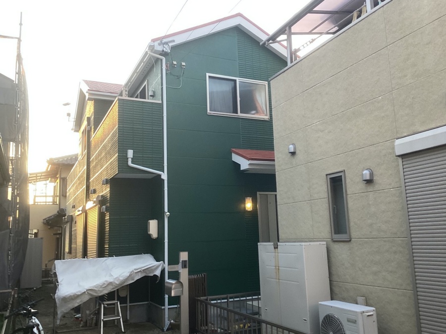 深緑の外壁と落ち着きのある赤い屋根にイメチェン塗装！尾張旭市