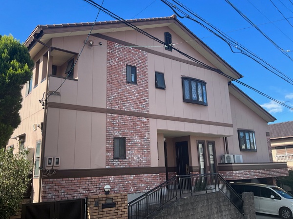 レンガタイルを美しく引き立てる外壁塗装とベランダ防水工事｜名古屋市緑区